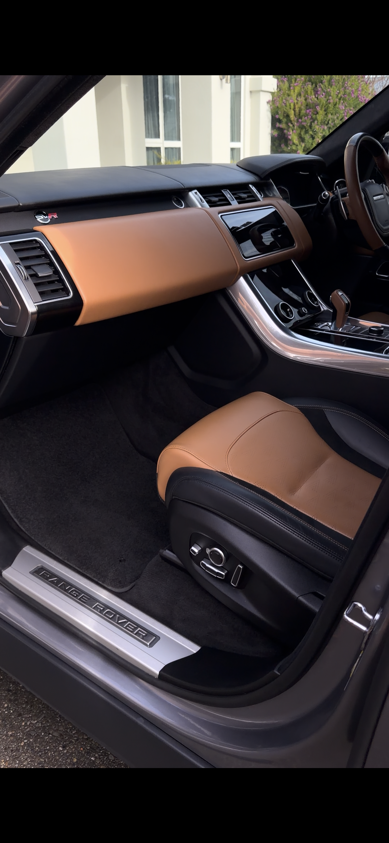 Range Rover · interior detail